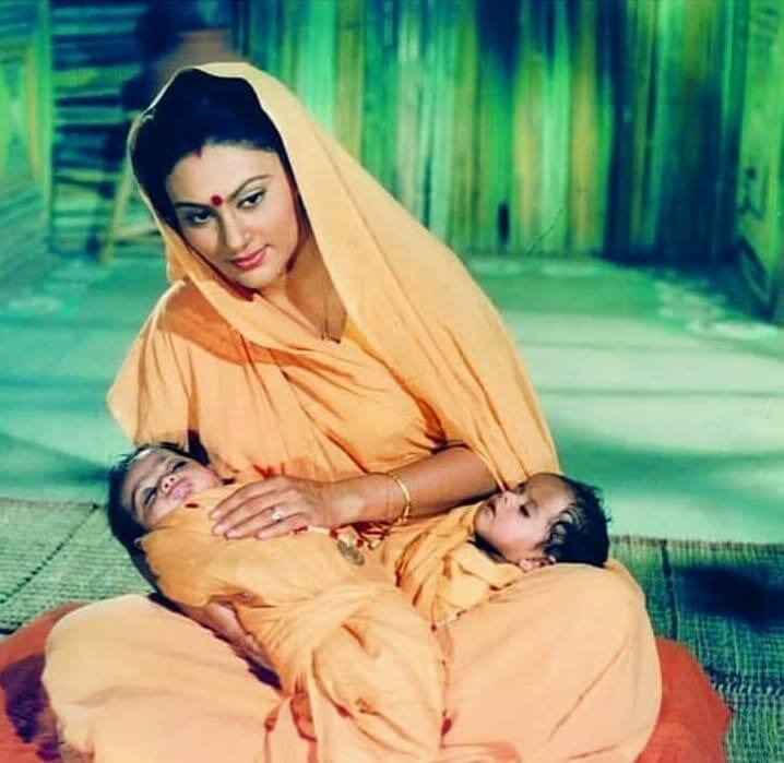 दीपिका चिखलिया – एक्ट्रेस दीपिका चिखलिया ने 'रामायण' में माता सीता का किरदार निभाया था. उनकी सादगी आज भी लोगों के दिलों में बसी हुई है. दीपिका को शो के लिए 20 लाख रुपए मिले थे.