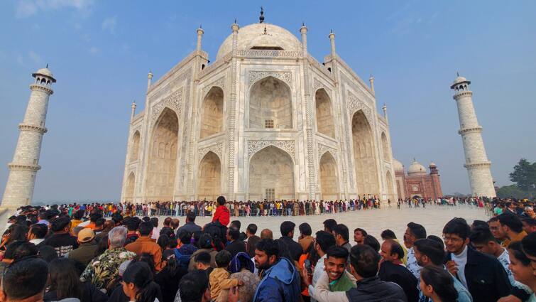 Taj Mahal Preparations 3 day Urs 1560 meter long Hindustani colorful sheet offered ann UP News: आगरा में 3 दिवसीय उर्स की तैयारी हुई शुरू, हिंदुस्तानी सतरंगी चादर बनेगी आकर्षण का केंद्र