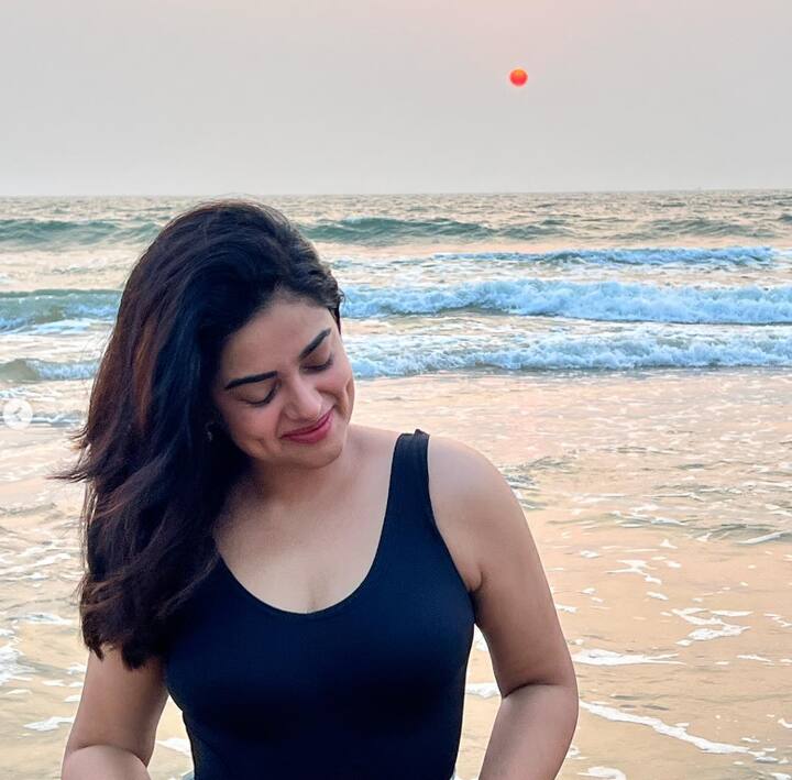 கௌதம் மேனன் இயக்கத்தில் வெளியான வெந்து தணிந்தது காடு திரைப்படம் மூலம் பிரபலமானவர் நடிகை சித்தி இத்னானி.