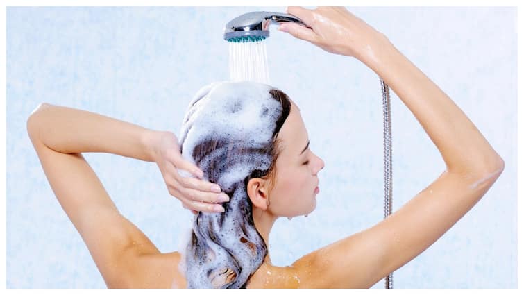 Does washing hair at night really cause harm क्या वाकई रात में बाल धोने से होता है नुकसान? जानिए क्या कहते हैं एक्सपर्ट्स