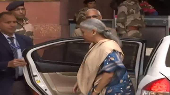 बजट 2024 वाले दिन वित्त मंत्री ने ब्लू कलर की साड़ी पहली है जिसके साथ ही उन्होंने गोल्डन कलर का शॉल कैरी किया है. बजट पेश करने के दिन के लिए वित्त मंत्री ने नीले रंग की साड़ी का चुनाव किया है.