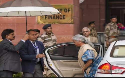 Interim Budget 2024: ਬਜਟ ਪੇਸ਼ ਕਰਨ ਤੋਂ ਪਹਿਲਾਂ ਵਿੱਤ ਮੰਤਰੀ ਸਵੇਰੇ 9.15 ਵਜੇ ਵਿੱਤ ਮੰਤਰਾਲੇ ਪੁੱਜੇ। ਉਨ੍ਹਾਂ ਨਾਲ ਵਿੱਤ ਰਾਜ ਮੰਤਰੀ ਭਗਵਤ ਕਿਸ਼ਨ ਰਾਓ ਕਰਾੜ ਅਤੇ ਪੰਕਜ ਚੌਧਰੀ ਸਮੇਤ ਕਈ ਸੀਨੀਅਰ ਅਧਿਕਾਰੀ ਵੀ ਮੌਜੂਦ ਸਨ।