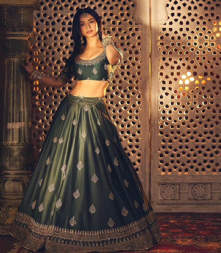 સૌંદર્યા સ્ટાઇલની બાબતમાં પણ ટ્રેન્ડ સેટર છે. સૌંદર્યા શર્મા વાસ્તવિક જીવનમાં ખૂબ જ બોલ્ડ અને સ્ટાઇલિશ છે.