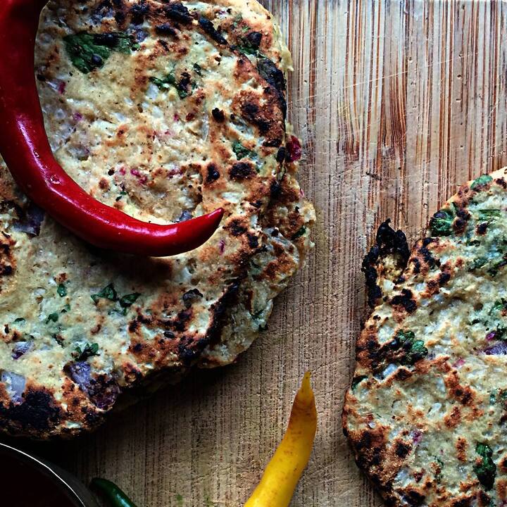 ਰੈਸਟੋਰੈਂਟਾਂ ਵਿੱਚ ਬਣੀ ਤੰਦੂਰੀ ਰੋਟੀ ਮੱਖਣ ਅਤੇ ਗੈਰ-ਸਿਹਤਮੰਦ ਚਰਬੀ ਨਾਲ ਭਰਪੂਰ ਹੁੰਦੀ ਹੈ। ਮੈਦਾ ਤੁਹਾਡੀ ਅੰਤੜੀਆਂ ਦੀ ਸਿਹਤ ਲਈ ਬਿਲਕੁਲ ਵੀ ਚੰਗਾ ਨਹੀਂ ਹੈ। ਮੈਦੇ ਦੇ ਲਗਾਤਾਰ ਸੇਵਨ ਨਾਲ ਪਾਚਨ ਸੰਬੰਧੀ ਸਮੱਸਿਆਵਾਂ, ਕਬਜ਼, ਟ੍ਰਾਈਗਲਿਸਰਾਈਡਸ ਅਤੇ ਕੋਲੈਸਟ੍ਰੋਲ ਵਧਣ ਵਰਗੀਆਂ ਕਈ ਬੀਮਾਰੀਆਂ ਦਾ ਖਤਰਾ ਹੋ ਸਕਦਾ ਹੈ।