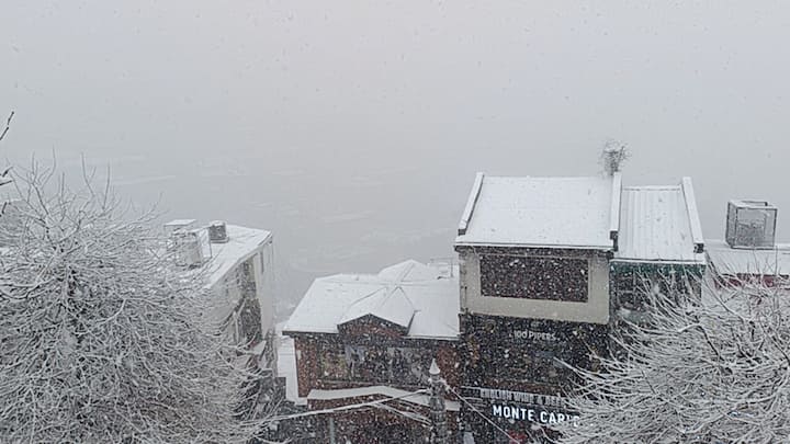 बर्फबारी के चलते शिमला की ऊंचाई वाले इलाकों के पहाड़ बर्फ से लकदक हो गए हैं. इसके अलावा ऊपरी शिमला की तरफ जाने वाले रास्ते भी बंद पड़े हैं. लोक निर्माण विभाग इन रास्तों को खोलने के काम में जुटा हुआ है.