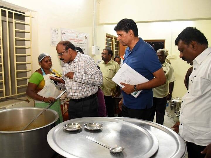 முதலமைச்சரின்  காலை உணவு திட்டத்தை ஆய்வு செய்து உணவு அருந்திய கரூர் மாவட்ட ஆட்சியர்