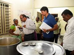 முதலமைச்சரின் காலை உணவு திட்டத்தை ஆய்வு செய்து உணவு அருந்திய கரூர் மாவட்ட ஆட்சியர்