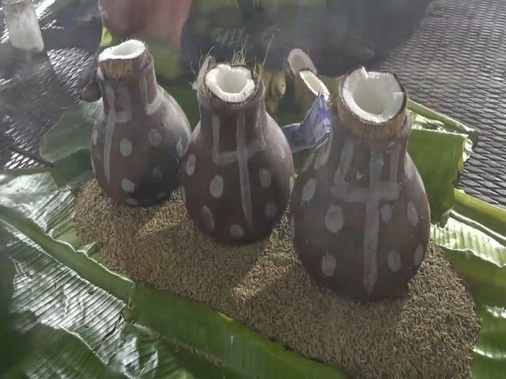 பின்னர் அந்த பானைக்கு உள்ளே சாம்பிராணி புகைகளை அடைத்து வாழை இலையில் நெல்மணிகளை பரப்பி அதன் மேல் வைத்து விடுவர்