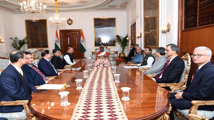 वित्त मंत्रालय से बजट की कॉपी लेकर वह राष्ट्रपति भवन पहुंची जहां उन्होंने महामहिम राष्ट्रपति द्रौपदी मुर्मू से मुलाकात करके बजट पेश करने से पहले शुभकामनाएं ग्रहण कीं.