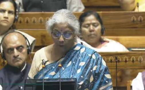 ਸਵੇਰੇ 11 ਵਜੇ ਵਿੱਤ ਮੰਤਰੀ ਨੇ ਦੇਸ਼ ਦੇ ਸਾਹਮਣੇ ਮੋਦੀ ਸਰਕਾਰ ਦੇ ਦੂਜੇ ਕਾਰਜਕਾਲ ਦਾ ਆਖਰੀ ਬਜਟ ਪੇਸ਼ ਕੀਤਾ। ਬਜਟ 'ਚ ਔਰਤਾਂ, ਕਿਸਾਨਾਂ, ਨੌਜਵਾਨਾਂ ਅਤੇ ਗਰੀਬਾਂ ਨੂੰ ਧਿਆਨ 'ਚ ਰੱਖ ਕੇ ਅਜਿਹੇ ਫੈਸਲੇ ਲਏ ਗਏ ਹਨ, ਜਿਨ੍ਹਾਂ ਬਾਰੇ ਤੁਸੀਂ ABP Live.com 'ਤੇ ਜਾਣਕਾਰੀ ਲੈ ਸਕਦੇ ਹੋ।