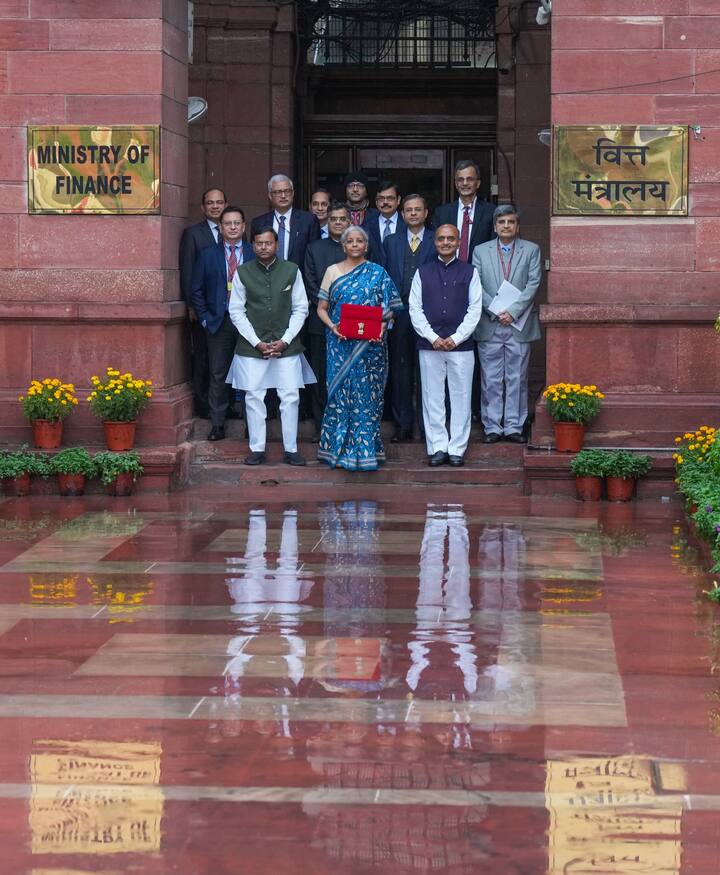 वित्त मंत्री सीतारमण की बजट पेश करने के दौरान साड़िया भी काफी चर्चा में रहती हैं वे इस खास दिन पर खास रंग की साड़ी पहनती हैं.