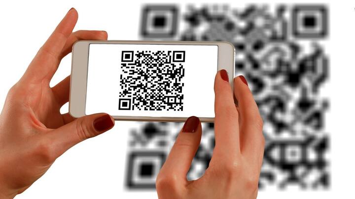 QR Code-এর পূর্ণাঙ্গ রূপ Quick Response Code। দ্রুততার সঙ্গে কিউআর কোডের মাধ্যমে তথ্য সংগ্রহ (ডাটা এনকোড) করা যায় বলে এই নাম। এই কোড হলো সাদা-কালো কিছু পিক্সেলে ভরা একটি বর্গাকার বাক্স, যার মধ্যে সংরক্ষণ করা যায় প্রায় ৭ হাজার অক্ষর বা সংখ্যা।