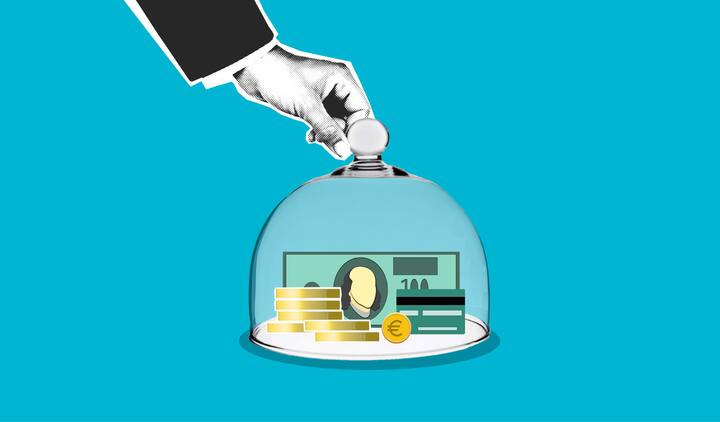 ब्लू इकोनॉमी से तात्पर्य होता है समुद्र से होनी वाली आय. जिसमें समुद्र के जीवों को निर्यात करने से लेकर समुुद्री रास्ते से होने वाली आय तक शामिल होती है.