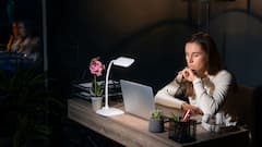 फैशन में लगा रखा है घर में कम रोशनी वाली लाइट तो जानें इसमें काम करने का नुकसान