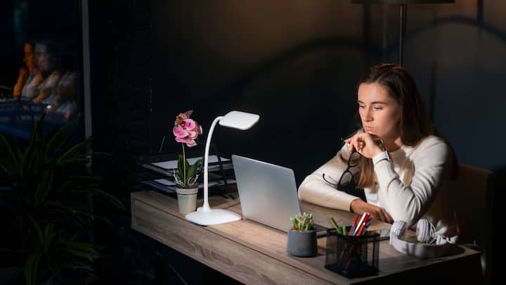 कम रोशनी कई लोगों को नकारात्मक रूप से प्रभावित कर सकती है. यह चिंता, अवसाद और भावनात्मक गिरावट का कारण बन सकती है.