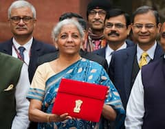 बजट जैसे बड़े दिन पर फाइनेंस मिनिस्टर ने क्यों चुनी नीले रंग की ये खास साड़ी, जानें धार्मिक महत्व