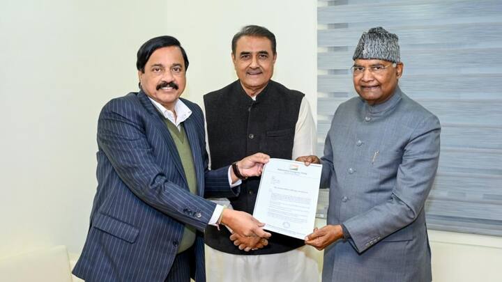 Ajit Pawar NCP leader Praful Patel met former President Ramnath Kovind supported one nation one election Maharashtra News: पूर्व राष्ट्रपति रामनाथ कोविंद से मिले एनसीपी नेता प्रफुल्ल पटेल, ‘एक राष्ट्र, एक चुनाव’ का किया समर्थन