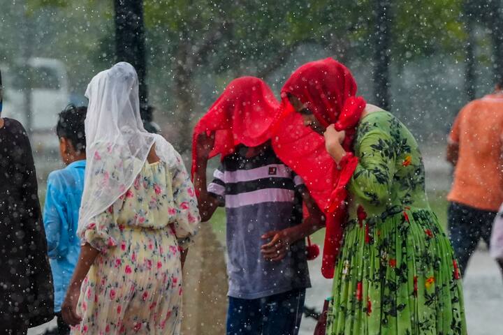 राजधानी दिल्ली के कई हिस्सों में झमाझम बारिश के बाद सर्दी और बढ़ने का अनुमान है. आईएमडी की ओर से कहा गया कि अगले दो दिन तक ऐसे ही रुक-रुक कर बारिश होगी.