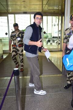 Ranbir Kapoor Pics: 'एनिमल' का अवतार छोड़ क्लीन शेव हुए रणबीर कपूर, चॉकलेट बॉय लुक में आए नजर