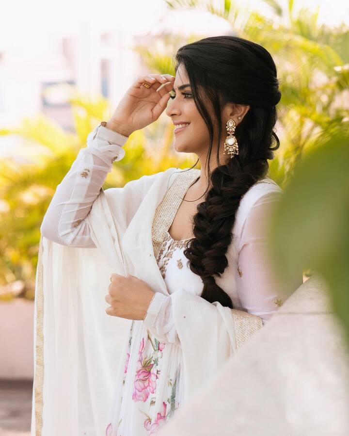 రవితేజ హీరోగా సుధీర్ వర్మ దర్శకత్వంలో తెరకెక్కిన  'రావణాసుర'లో నెగిటివ్ షేడ్స్ ఉన్న క్యారెక్టర్లో నటించింది