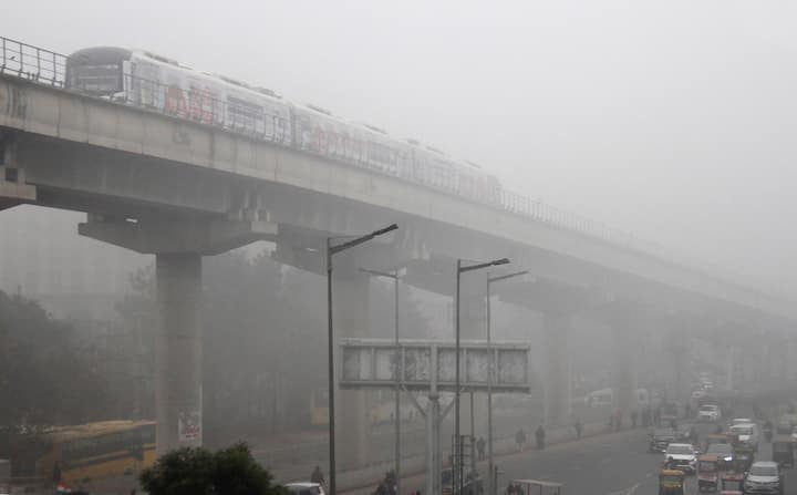 दिल्ली में लगातार दूसरे दिन जारी बारिश से अधिकतम तापमान में काफी गिरावट दर्ज की गई है.
