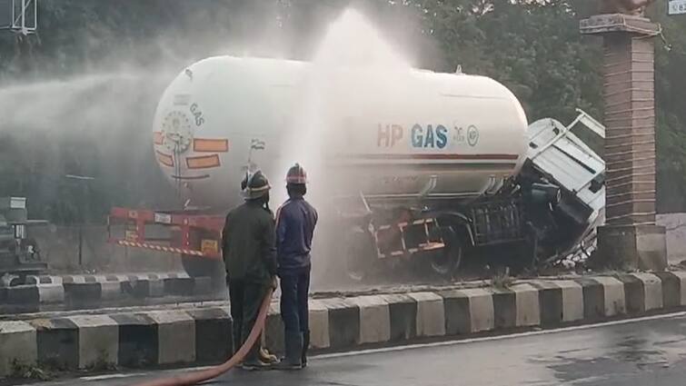 Chhatrapati Sambhaji Nagar  Crime News gas tanker overturned and Gas leak in Chhatrapati Sambhaji Nagar roads Lights closed Fire engines at Spot marathi news संभाजीनगरात गॅसचा टँकर उलटला, परिसरातील लाईट-रस्ते बंद; घटनास्थळी अग्निशमन दलाच्या गाड्या