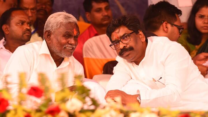 झारखंड मुक्ति मोर्चा (JMM) के नेता हेमंत सोरेन को मुख्यमंत्री पद से इस्तीफा देने के बाद मनी लॉन्ड्रिंग के एक मामले में बुधवार (31 जनवरी) की रात को गिरफ्तार कर लिया गया. इसके बाद राज्य के परिवहन मंत्री चंपई सोरेन का नाम मुख्यमंत्री के रूप में प्रस्तावित किया गया. चंपई सोरेन को झारखंड टाइगर के नाम से भी जाना जाता है.