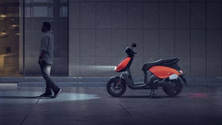 লাল, সাদা, কমলা, সিয়ান এবং কালো এই রঙের ভ্যারিয়ান্টে পাওয়া যাচ্ছে হিরো ভিডা ১ প্রো স্কুটার। ছবি- vidaworld.com