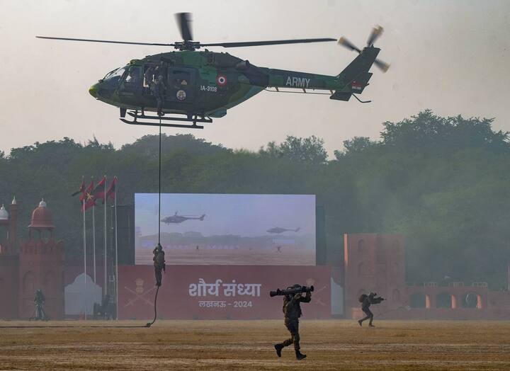 रक्षा मंत्रालय- वित्त मंत्री निर्मला सीतारमण ने कहा कि रक्षा क्षेत्र में तकनीक को मजबूत करने के लिए एक नई योजना शुरू की जाएगी. इसके लिए नई डीप-टेक टेक्नोलॉजी लाने की बात कही गई. पिछली बार की तुलना में इस बार रक्षा बजट ज्यादा है. साल 2024-25 का रक्षा बजट 6.20 लाख करोड़ रुपये कर दिया गया है.