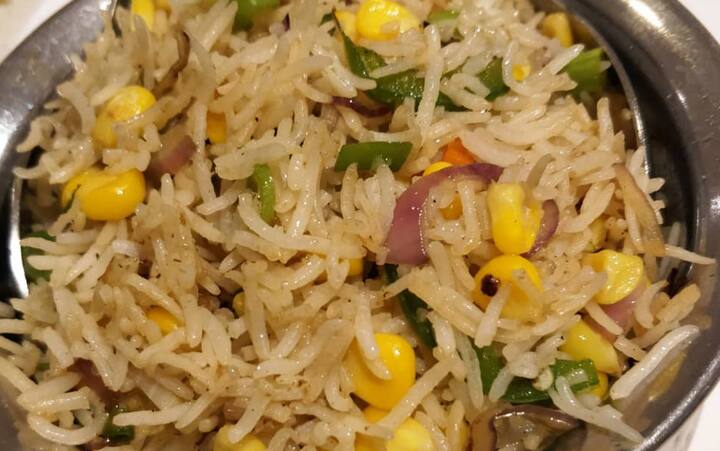 செய்முறை: முதலில் அரிசியை 30 நிமிடம் ஊற வைக்கவும். ஒரு பாத்திரத்தில் தண்ணீரை கொதிக்க வைக்கவும். அதில் உப்பு மற்றும் எண்ணெய் சேர்க்கவும்.