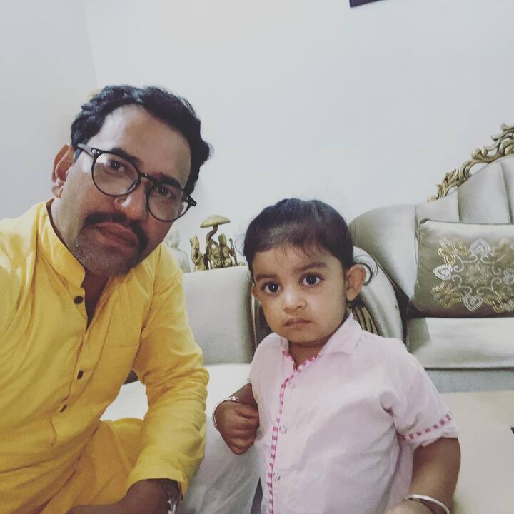 वहीं चुनावी हलफनामे के मुताबिक आज दिनेश लाल यादव करीब 6 करोड़ रुपए की संपत्ति के मालिक बन चुके हैं.