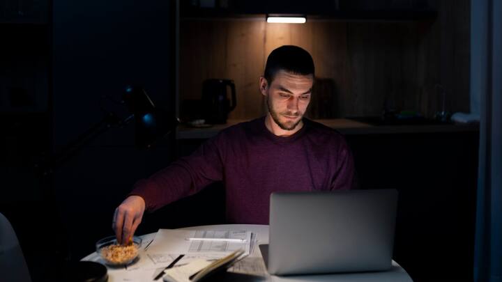 आजकल कम रोशनी वाली लाइटिंग एक फैशन बन गई है. बार, रेस्टोरेंट, होटल सभी में धुंधली लाल या नीली रोशनी वाली लाइटें लगाई जा रही हैं. लोग अपने घरों में भी कम रोशनी वाले बल्ब और लाइटें लगाना पसंद कर रहे हैं. यह माहौल को रोमांटिक और आकर्षक बनाता है.