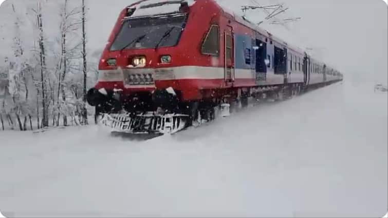 Heavy snowfall in Jammu and Kashmir Union Railway Minister Ashwini Vaishnav shared video watch Watch: जम्मू-कश्मीर में भारी बर्फबारी, केंद्रीय रेल मंत्री ने शेयर किया वीडियो, स्नोफॉल में गुजरती दिखी ट्रेन
