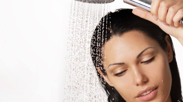 जब हम बाल धोते हैं तो वे गीले हो जाते हैं. गीले बाल बहुत भारी होते हैं. अगर हम ऐसे गीले बालों को तकिए या बिस्तर पर टिकाकर सो जाएं, तो उन पर बहुत जोर पड़ता है.यह जोर बालों की जड़ों को कमजोर कर देता है.और बाल टूटने लगते हैं.