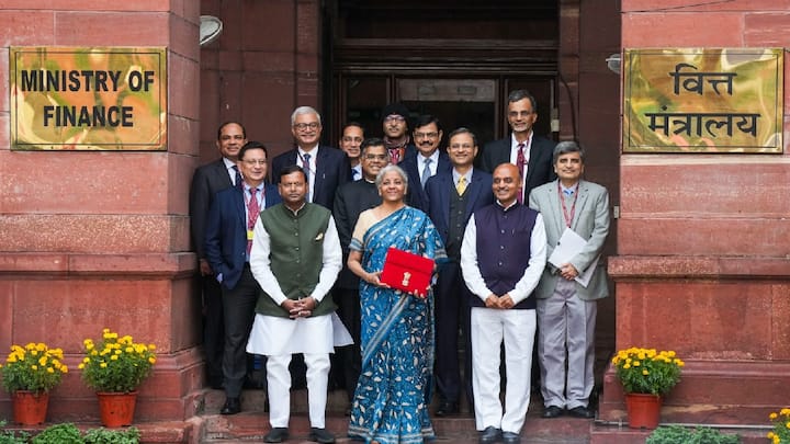 Union Budget 2024 : बजेट टीमसोबत अर्थमंत्र्यांचं फोटो सेशन!