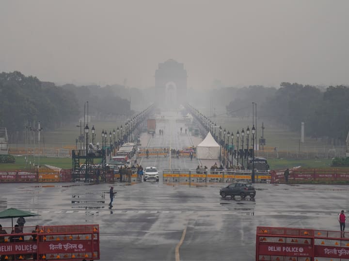 Amid the bone-chilling winter, unexpected rain, accompanied by thunderstorms, lashed the national capital on Thursday. (Photo: PTI)