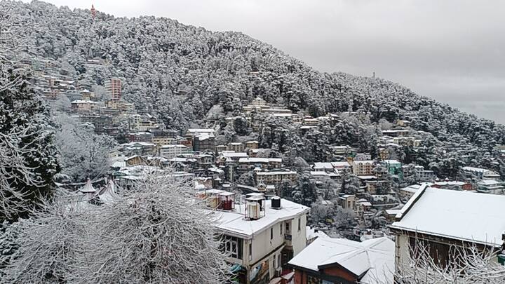 गुरुवार सुबह से ही शिमला में बर्फबारी शुरू हुई और इसके बाद देखते ही देखते शिमला के पहाड़ों पर बर्फ की सफेद चादर बिछ गई.