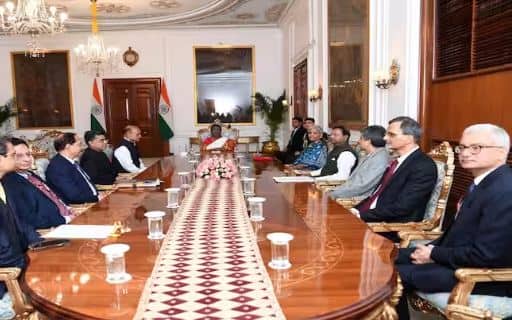 ਉਹ ਵਿੱਤ ਮੰਤਰਾਲੇ ਤੋਂ ਬਜਟ ਦੀ ਕਾਪੀ ਲੈ ਕੇ ਰਾਸ਼ਟਰਪਤੀ ਭਵਨ ਪਹੁੰਚੀ, ਜਿੱਥੇ ਉਸਨੇ ਮਹਾਮਹਿਮ ਰਾਸ਼ਟਰਪਤੀ ਦ੍ਰੋਪਦੀ ਮੁਰਮੂ ਨਾਲ ਮੁਲਾਕਾਤ ਕੀਤੀ ਅਤੇ ਬਜਟ ਪੇਸ਼ ਕਰਨ ਤੋਂ ਪਹਿਲਾਂ ਉਨ੍ਹਾਂ ਦਾ ਸੁਆਗਤ ਕੀਤਾ।