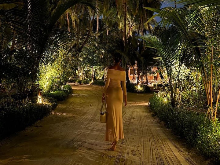 Apart from the pristine beaches, Georgina enjoyed a gift of bouquet of flowers and looked enthralling in different attires. (Instagram/georginagio)