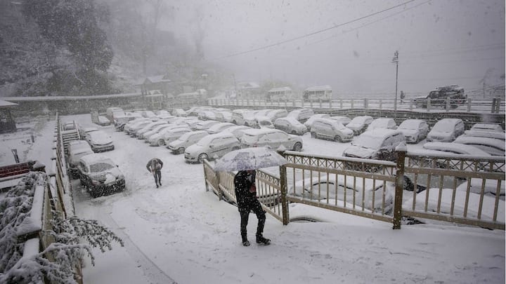 In Himachal Pradesh, heavy snowfall, the first of the year, led to the closure of 134 roads, including four national highways, disrupting normal life. (Image Source: PTI Images)