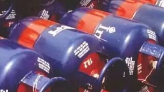 Gas Cylinder price: பட்ஜெட் நாளில் அதிரடியாக உயர்ந்த கேஸ் சிலிண்டர் விலை: தற்போதையை நிலவரம் என்ன?