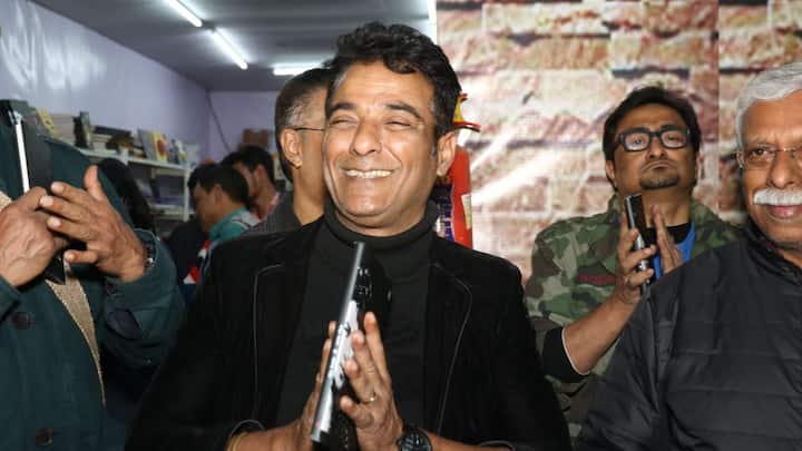 সম্প্রতি শেষ হল '৪৭তম আন্তর্জাতিক কলকাতা বইমেলা'। এই বছরই সেখানে প্রকাশ পেল গায়ক অনিন্দ্য বসুর বই 'অস্থির আয়না'।