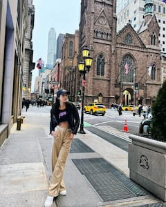 Shanaya Kapoor Walks Around New York City's Streets Sporting Chic Outfits; See Pics