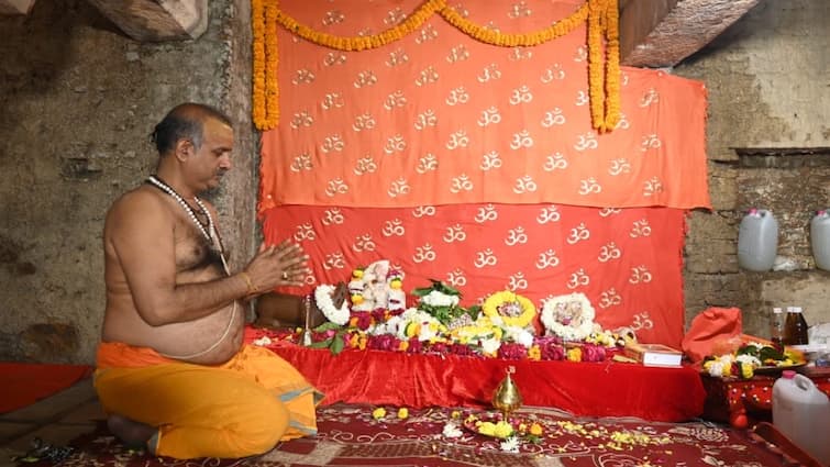 Gyanvapi Hindus Puja Video in southern cellar after Varanasi court Decision Gyanvapi Case: कोर्ट के फैसले के बाद ज्ञानवापी के व्यास तहखाने में हुई पूजा, सामने आया पहला वीडियो