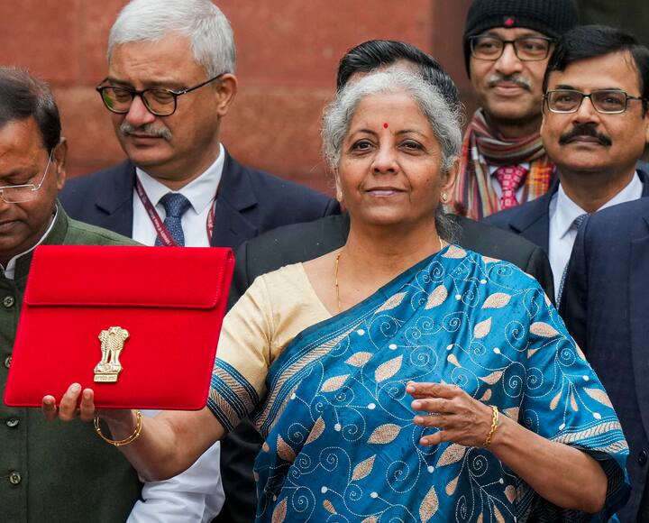 மிகப்பெரிய எதிர்பார்ப்புக்கு மத்தியில் இன்று காலை 11 மணிக்கு இடைக்கால பட்ஜெட்டை தாக்கல் செய்கிறார் நிதியமைச்சர் நிர்மலா சீதாராமன். பட்ஜெட் இன்று தாக்கல் செய்யப்படும் நிலையில் கூட்டத்தொடர் பிப்ரவரி 9ம் தேதி வரை நடைபெறுகிறது. (Photo Credits:PTI)
