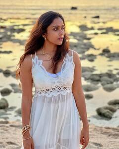 Vithaka Sheru : బీచ్​లో ఎంజాయ్ బిగ్​బాస్ బ్యూటీ.. వైట్ స్కర్ట్​లో క్యూట్​ ఫోజులిచ్చిన వితికా