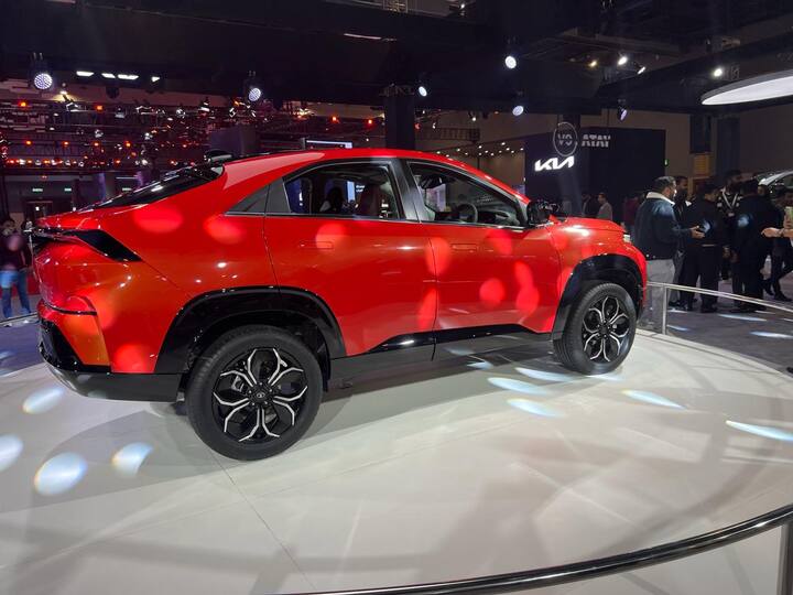 भारत मोबिलिटी एक्सपो में कर्व को प्रोडक्शन मॉडल के रूप में पेश किया गया है, जो पिछले साल ऑटो एक्सपो में पेश किए गए कॉन्सेप्ट मॉडल की तरह दिखता है, और इसकी कूप जैसी स्टाइल बरकरार रखी गई है.