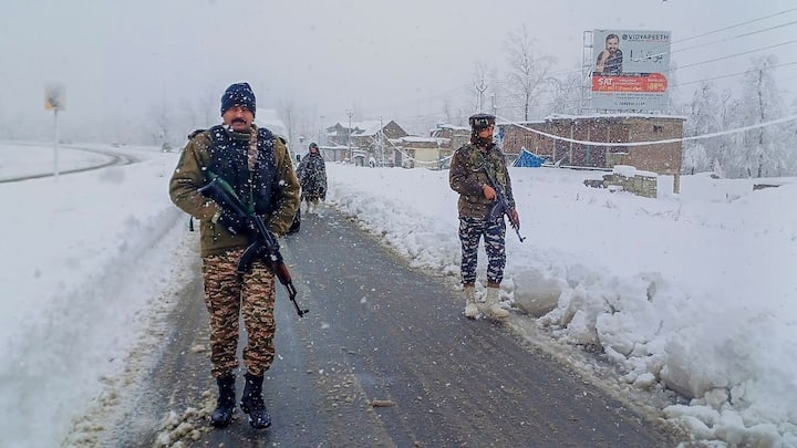 Snowfall and rainfall disrupted normal life in Himachal Pradesh, Jammu and Kashmir, and other parts of northern India, adding to the region's winter chill. (Image Source: PTI Images)
