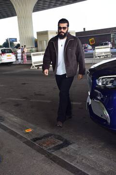 व्हाइट टीशर्ट पर लेदर जैकेट पहने एयरपोर्ट पर स्पॉट हुए Arjun Kapoor, एक्टर के डैशिंग लुक की तस्वीरें हो रहीं वायरल