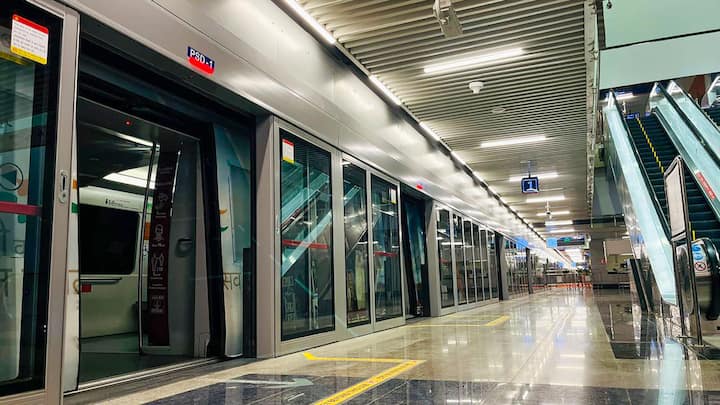 Delhi Metro Rules: दिल्ली मेट्रो में रोजाना लाखों लोग सफर करते हैं और ये राजधानी का एक ऐसा ट्रांसपोर्ट सिस्टम है, जिसका इस्तेमाल सबसे ज्यादा हो रहा है.